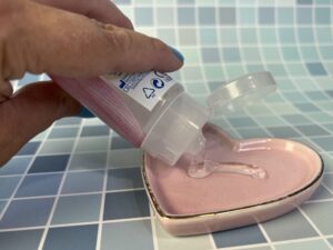 Ik doe ene beetje glijmiddel op het schoteltje.