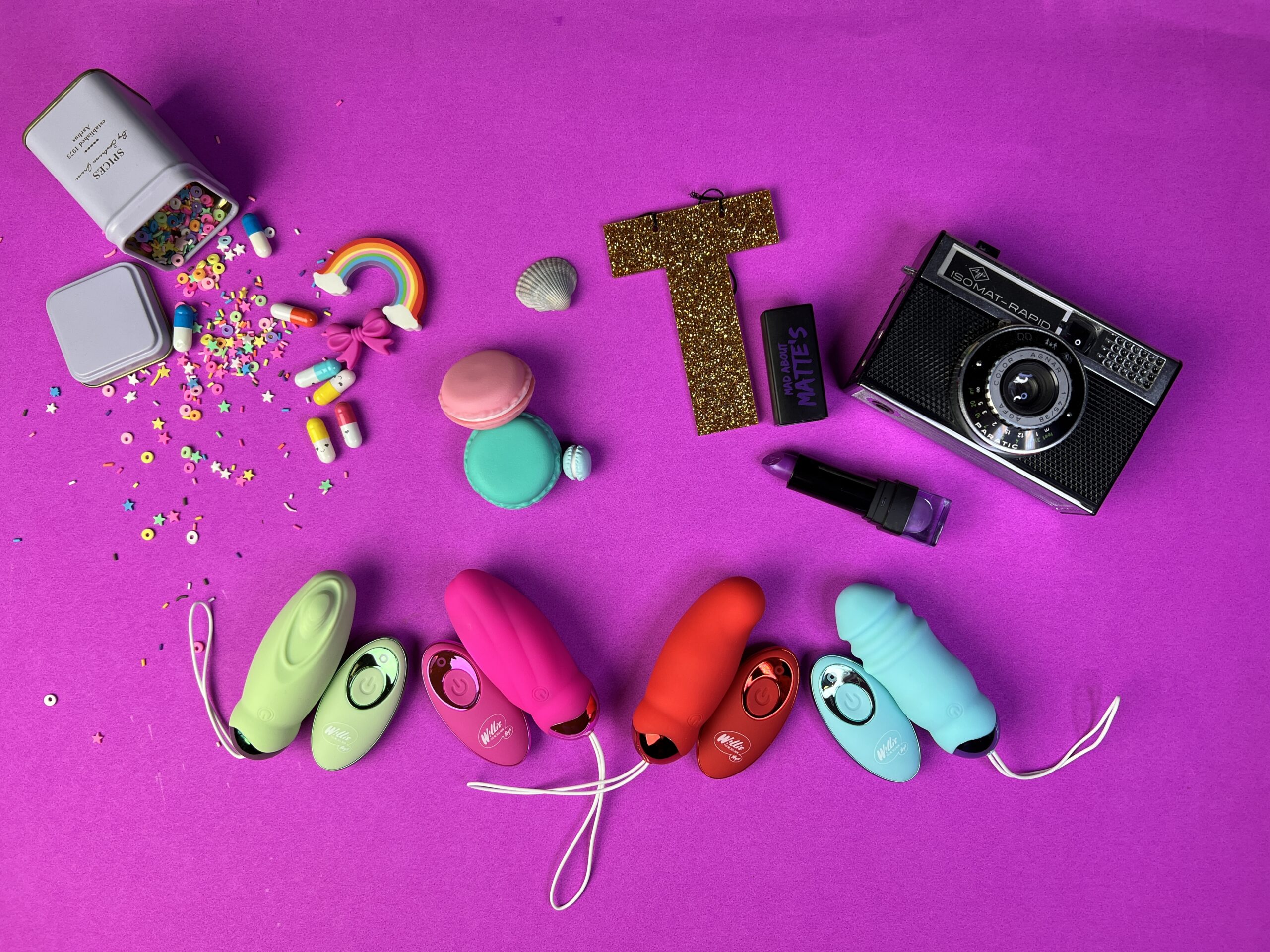 De vier Willie Love Toys Love Eggs op een roze ondergrondje.