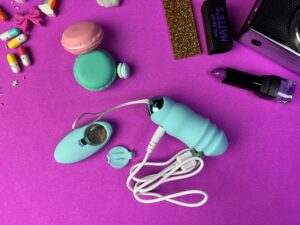 De willie love toys bumping love egg, met het oplaadkabeltje en je ziet de batterij in de afstandsbediening.