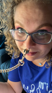 De nose shackle met ketting aan mijn neus.