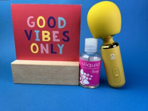 De your new favourite wand massager en een flesje sliquid