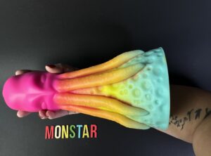 De kiotos monstar dildo beast no. 54 op mijn hand en arm.