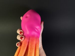 De kop van de kiotos monstar dildo beast no. 54 in mijn hand.