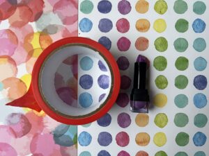 Adam & eve bondage tape 2-pack met daar naast een lipstick