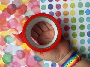 De rol rood bondage tape in mijn hand.