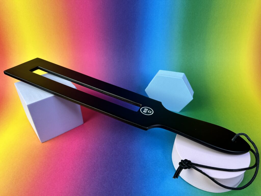 De meo metal paddle op verhoginkjes, met een regenboog achtergrondje.