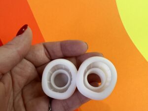 De tuutjes van de satisfyer pro 2 generation 3 met liquid air technology van de achterkant gezien, zodat je goed kan zien hoe dun het laagje siliconen is.