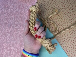 De shibari bondage rope bite gag in mijn hand.