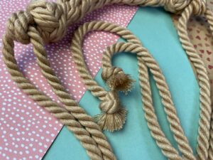 Close-up van de shibari bondage rope bite gag.