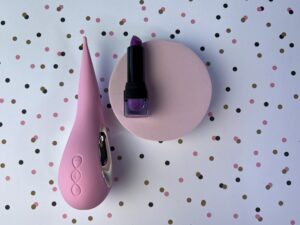 De lelo dot naast een lipstick.