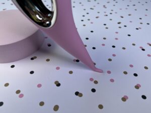 Het topje van de lelo dot, gebogen.