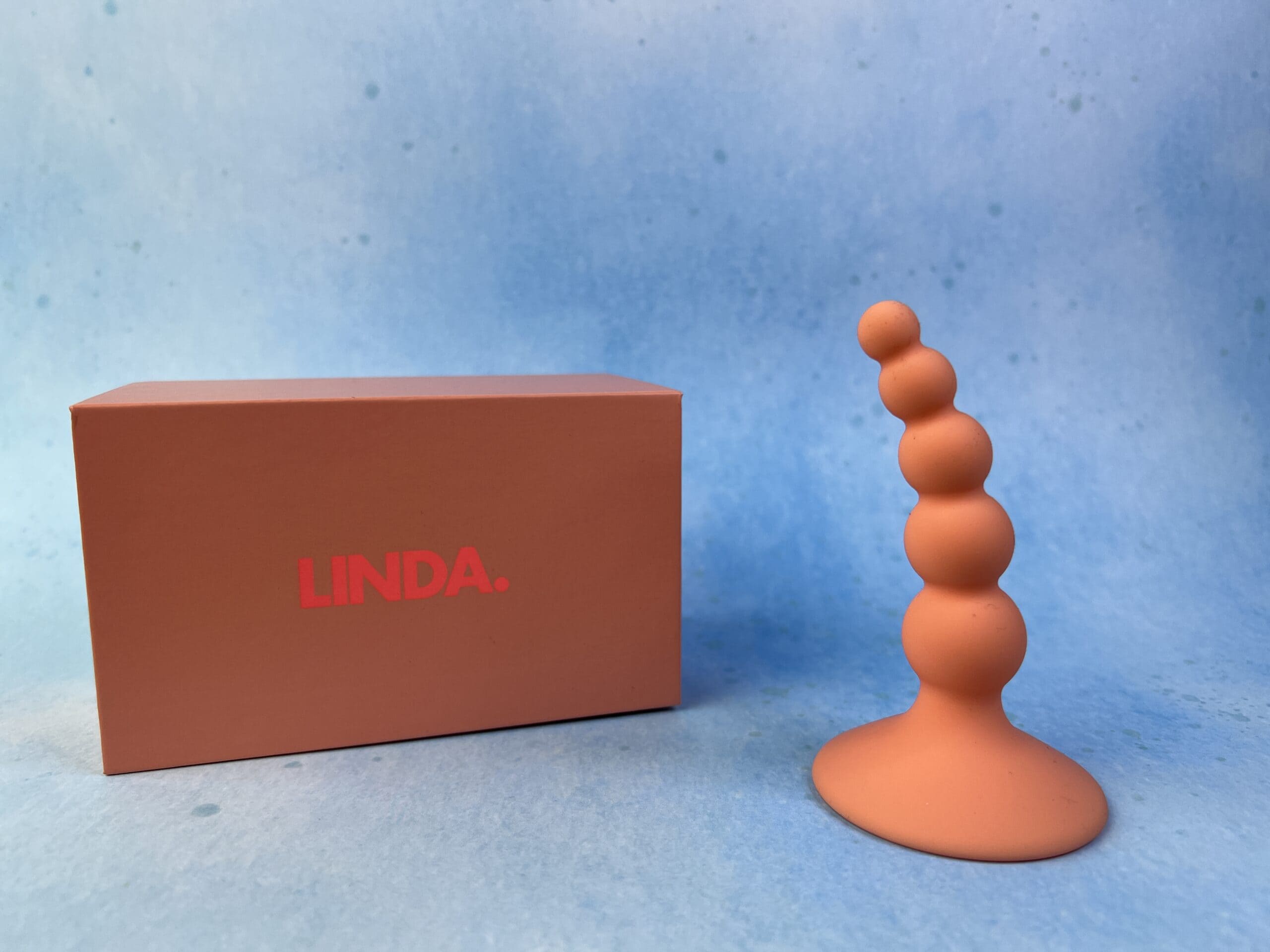 De LINDA. Kralen Bootyplug naast het doosje.
