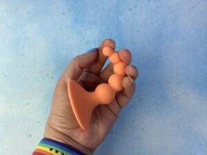 De linda. Kralen bootyplug gebogen in mijn hand.