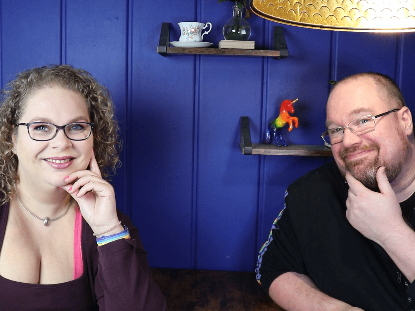 Tess en Jay zitten aan de keukentafel.