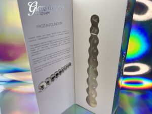 De binnenkant van de verpakking van de glass worxx by toyjoy frozen fountain