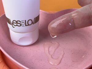 Yes for love natural lubricant op mijn vinger.