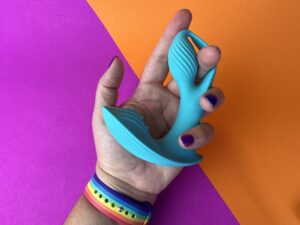 De inya bump-n-grind  in mijn hand, mijn vinger door de opening.