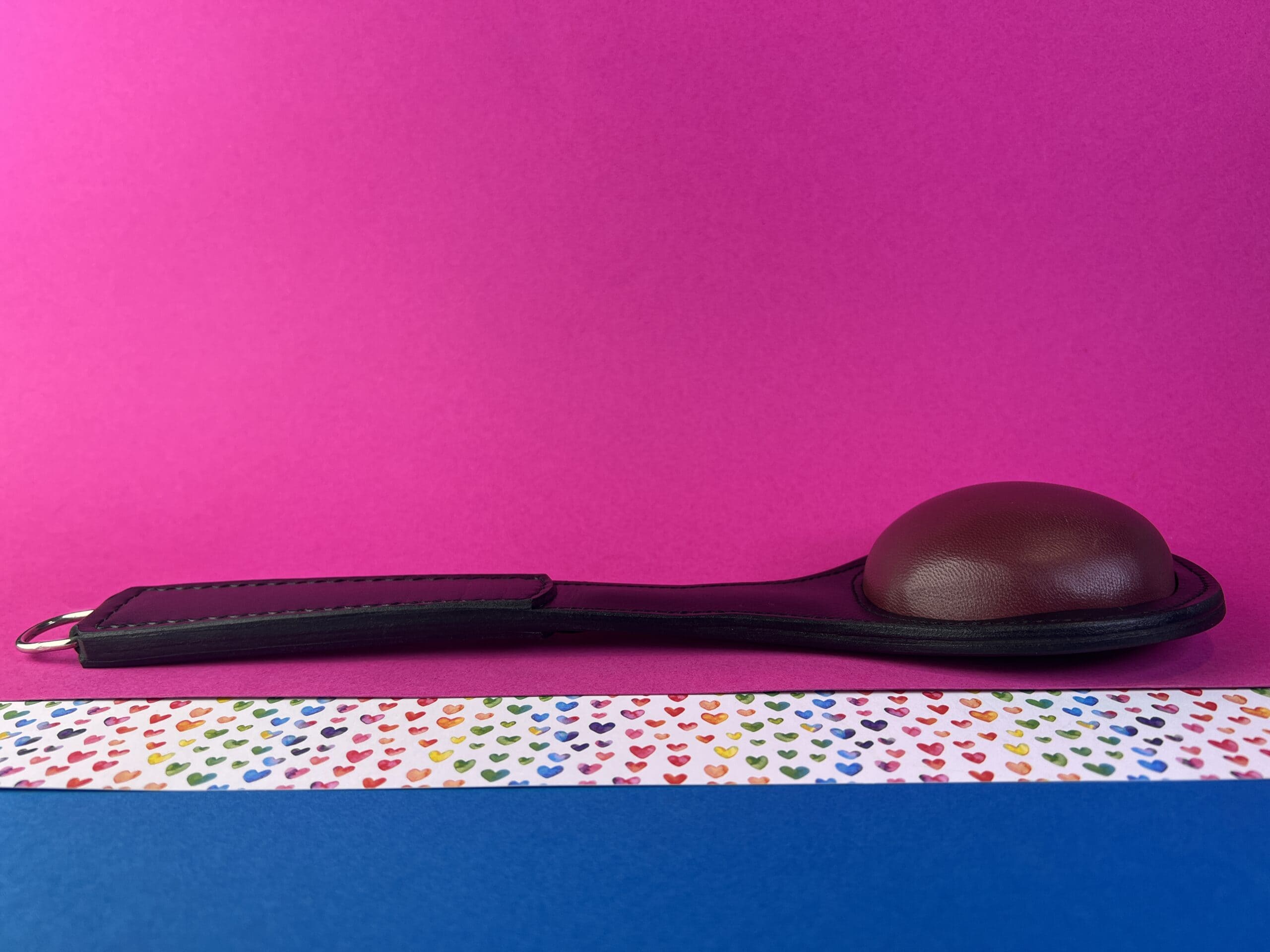 De MEO The Punch op een roze en blauw ondergrondje.