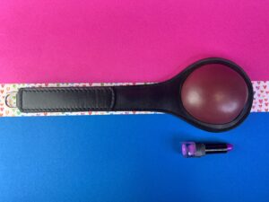 De meo the punch met daarnaast een lipstick.