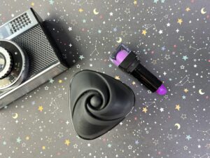 De mystim heart&rsquo;s desire  naast een lipstick.