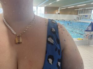 Ik draag de sex & mischief pearl day collar  in het zwembad.