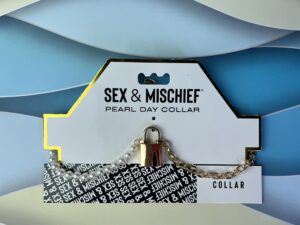 De sex & mischief pearl day collar  op de verpakking.