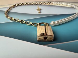 De sex & mischief pearl day collar , je kijkt tegen het slotje aan.
