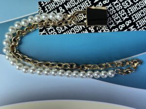 De sex & mischief pearl day collar op de verpakking.