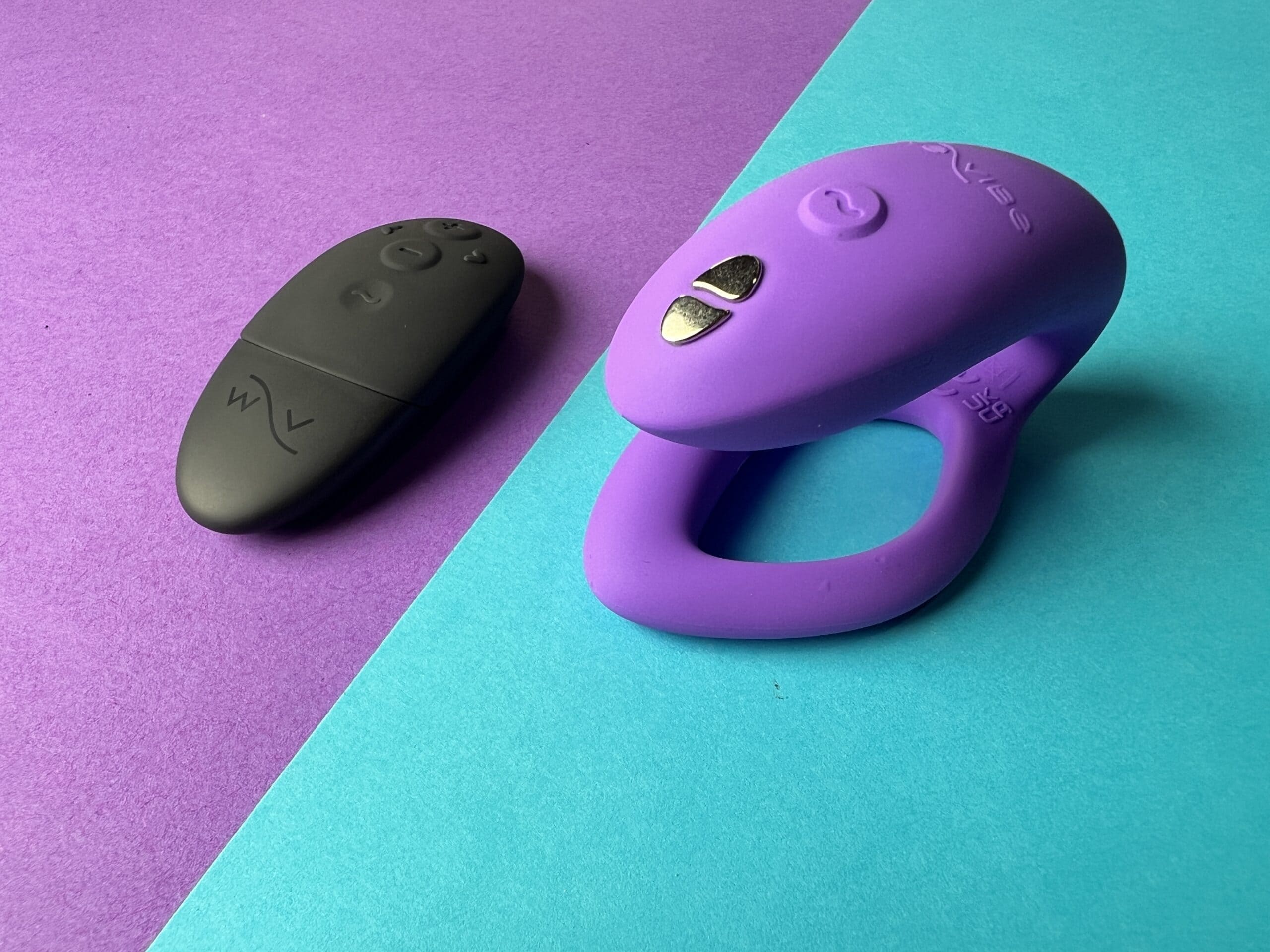 De We-Vibe Sync O is een lila vibrator in U-vorm. De onderkant heeft een opening en lijkt daardoor op de letter O.