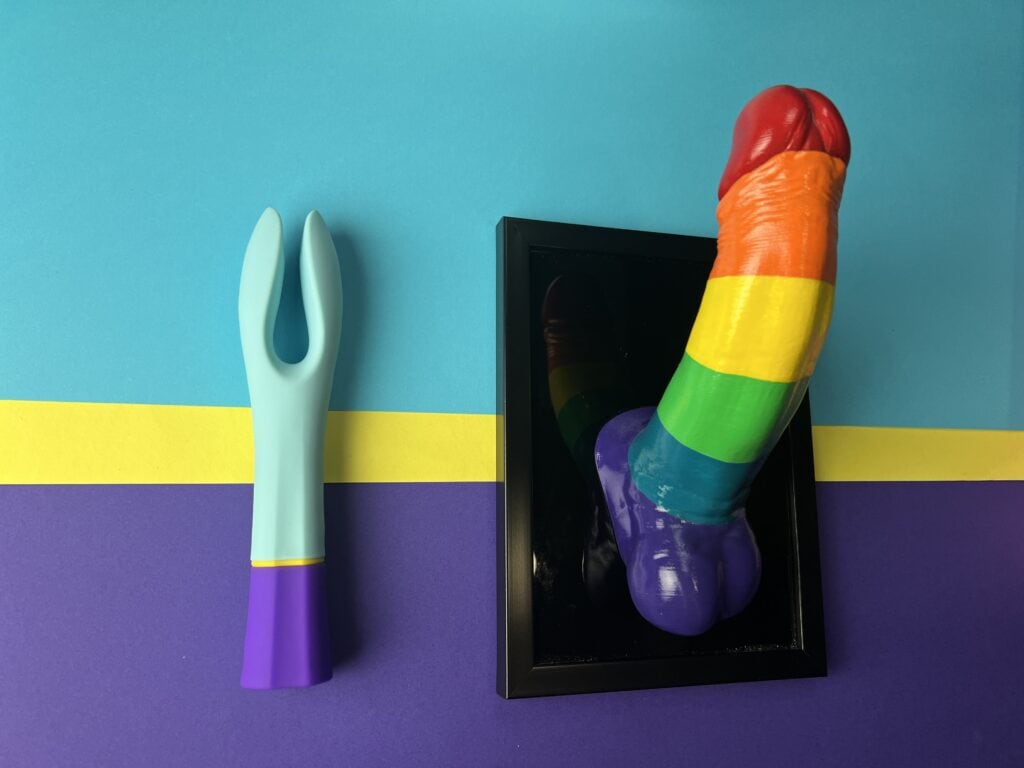 De bunt. Double vibrator naast een regenboogpenis van eduardo rocca.