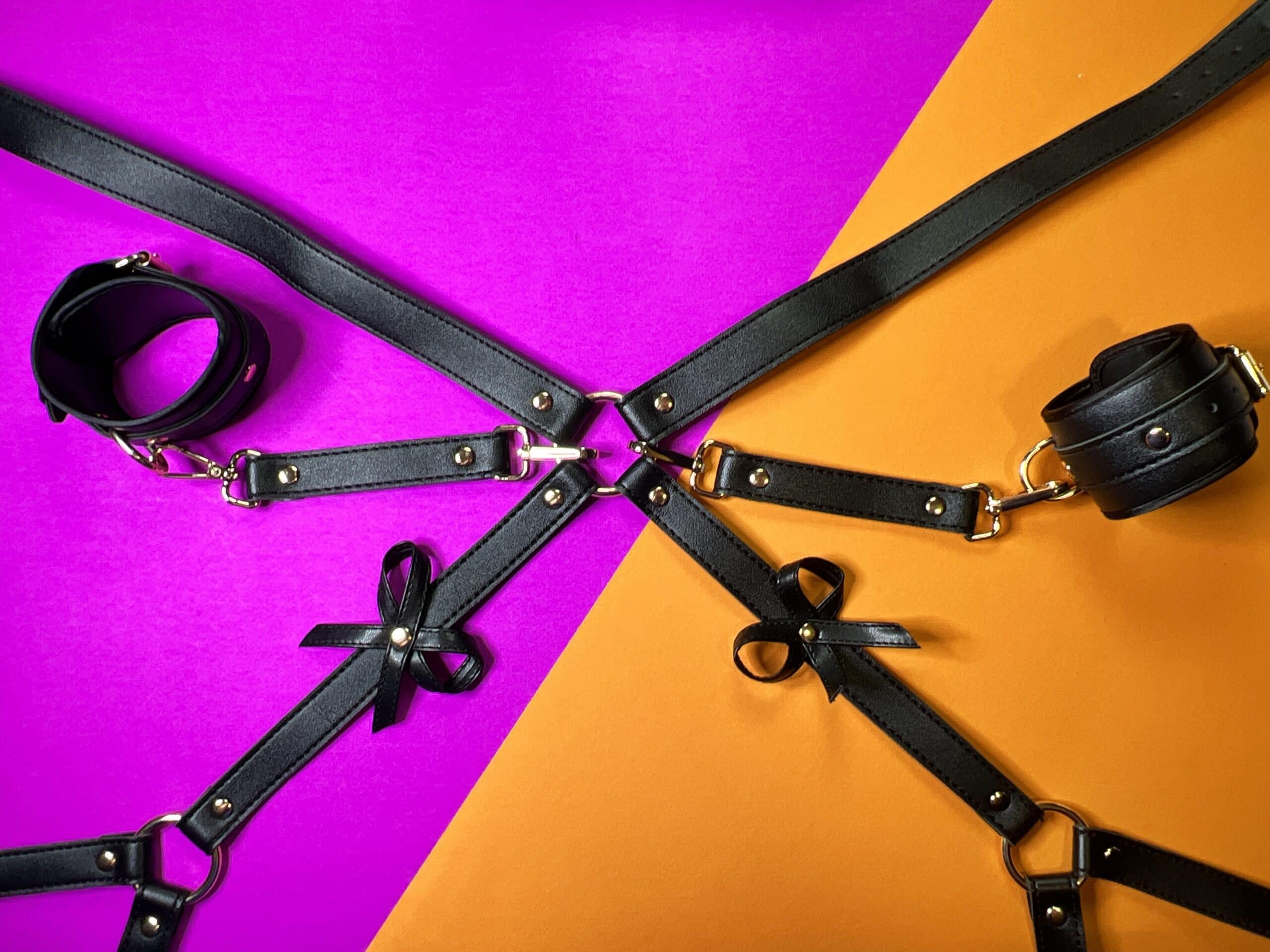 Je ziet de riemen van het Strict Bondage Harness with Bows.