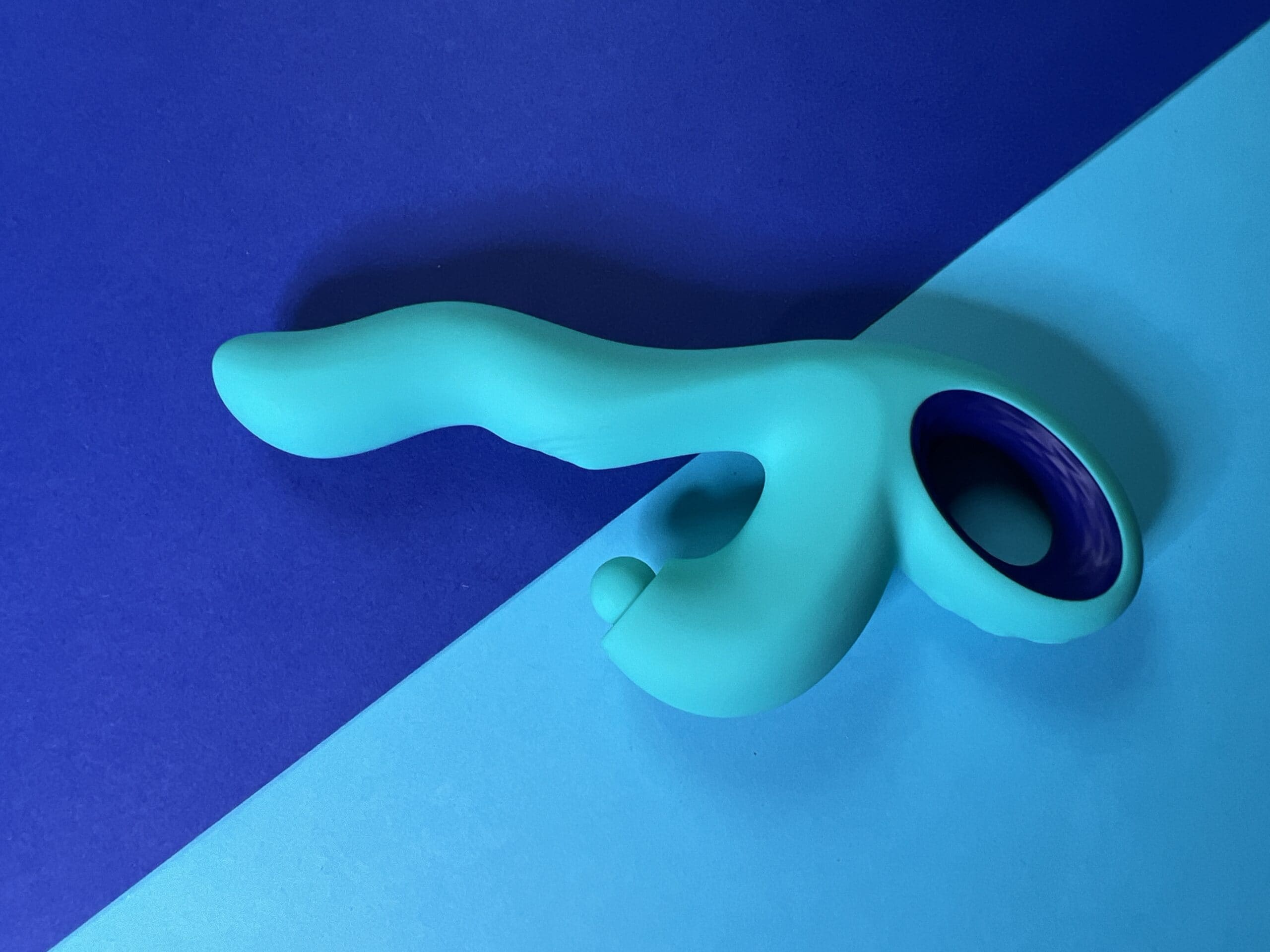 De FemmeFunn Klio ligt op een lichtblauw en donkerblauw ondergrondje.