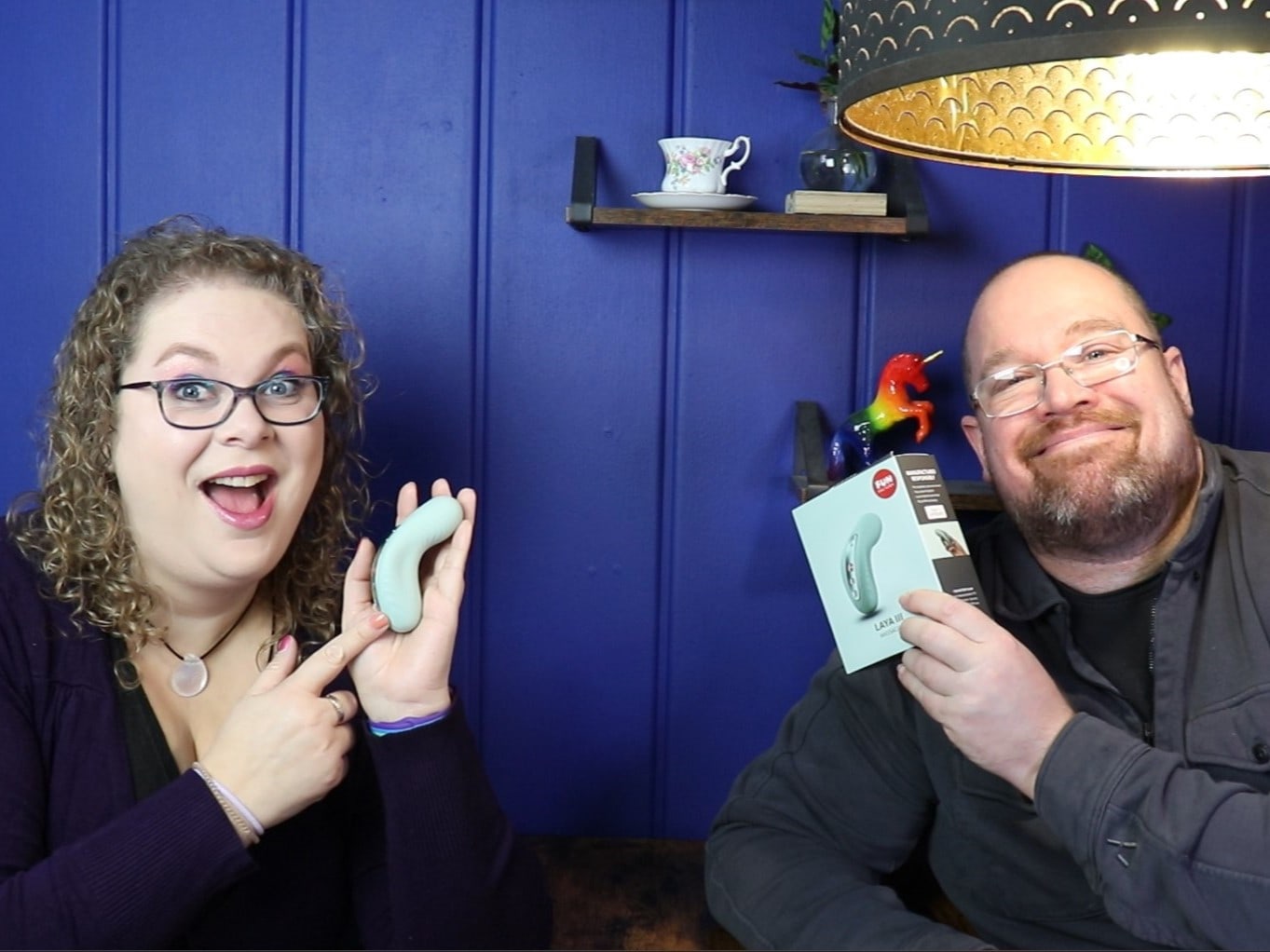 Tess houdt de Fun Factory Laya III vast en Jay het doosje.