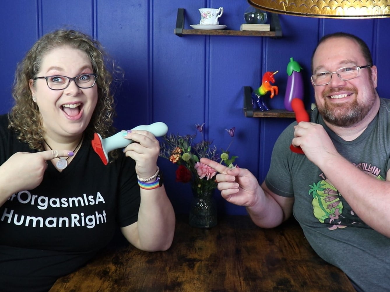 Tess en Jay zitten aan de keukentafel. Tess houdt de nieuwe Fun Factory Bouncer vast en Jay de oude.