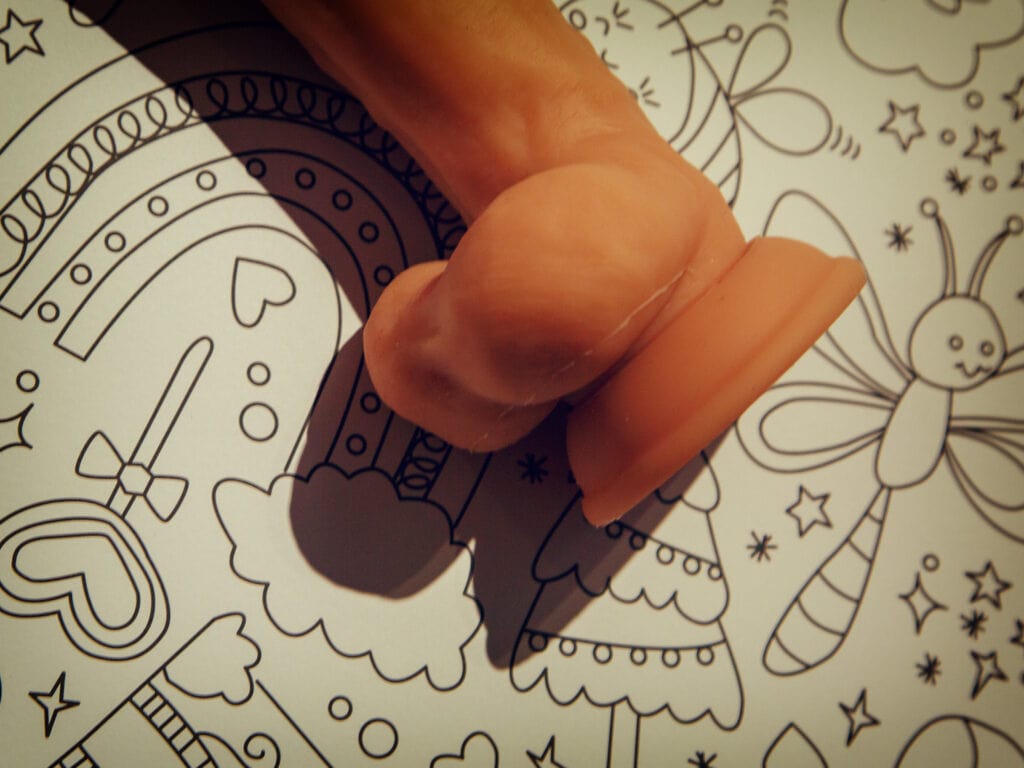 Meo realistic dildo with suction cup  aanzicht van de ballen en zuignap