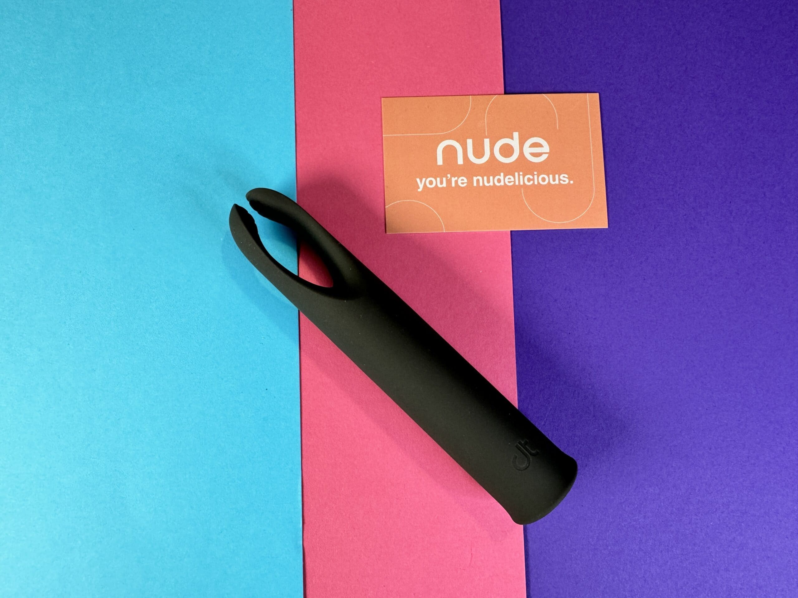 De Dreamtoys Nude Ace op een gekleurd ondergrondje.