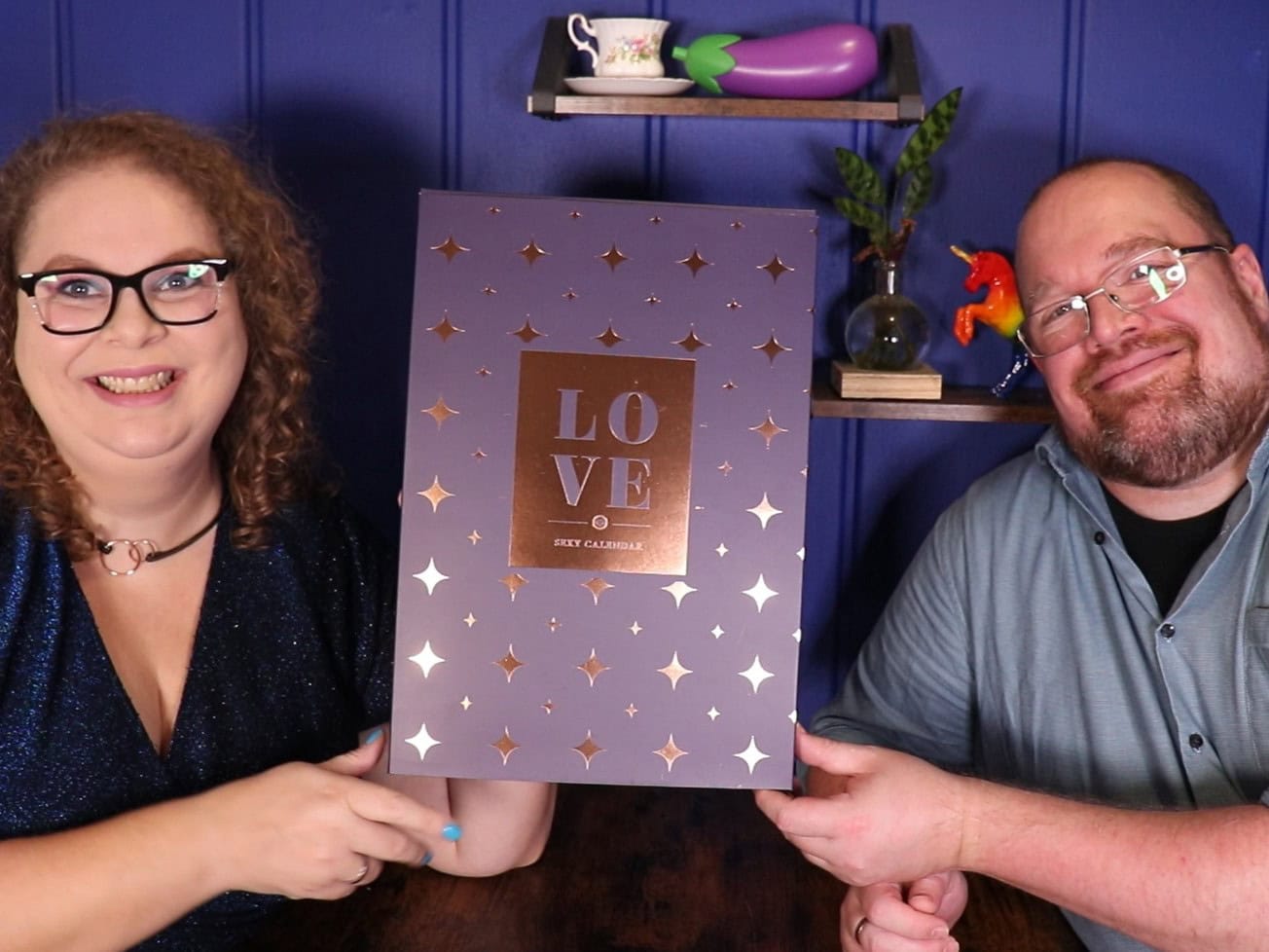Tess en Jay houden de Willie Pleasurebox adventskalender 2024 vast.