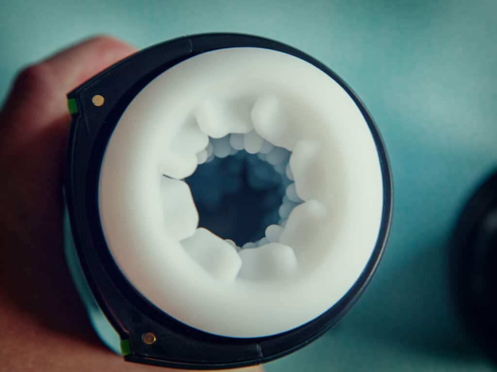 Kyo fusion aanzicht van de tunnel die ruimte bied voor de wat bredere penis