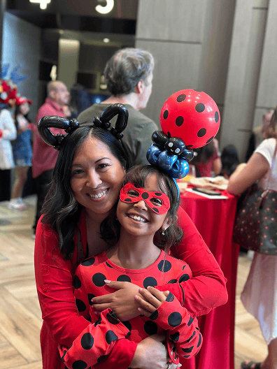 mom and daughter smile while wearing balloon twisting creations by the balloon guy in los angeles