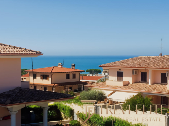 Современные жилые дома с видом на море и уютным зеленым двором в пригороде, эксклюзивные предложения недвижимости от Треви Элит.