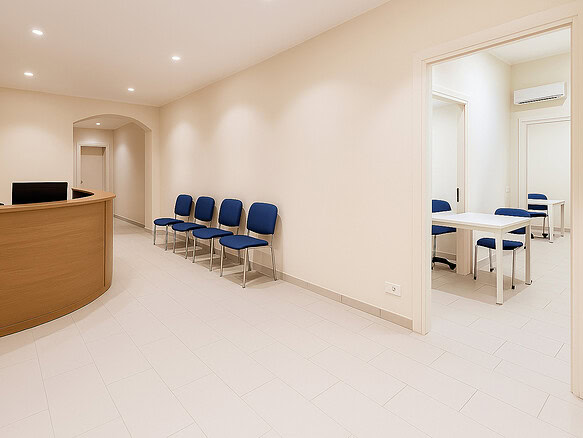 Кабинетная зона агентства недвижимости Треви Элит. Современный интерьер с комфортной зоной ожидания и переговорной комнатой для клиентов и партнеров. Высокий уровень сервиса и приватности.