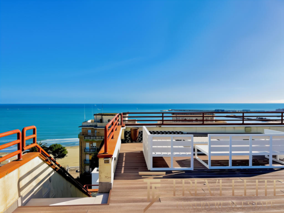 Современная терраса с видом на море, уютная зона отдыха на крыше в жилом комплексе у побережья. Идеальное место для расслабления и наслаждения пейзажем.