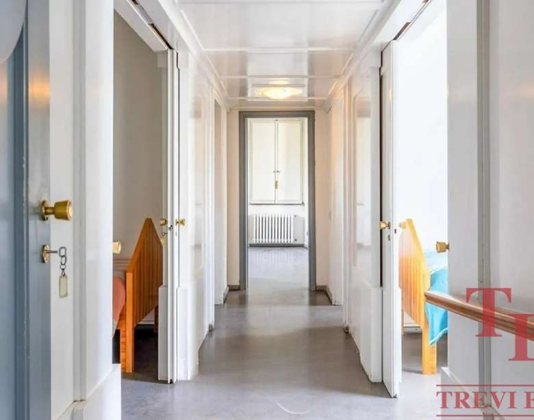 Высококлассные апартаменты в элитном жилом комплексе с просторными коридорами и светлыми комнатами, стильный дизайн и качественная отделка, подчеркивающая роскошь и комфорт.