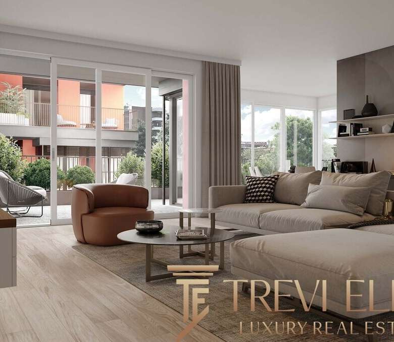 Современная гостиная с панорамными окнами и видом на балкон, оформленная в нейтральных тонах с уютной мебелью и декоративными элементами, создающими элитную атмосферу роскоши и комфорта.