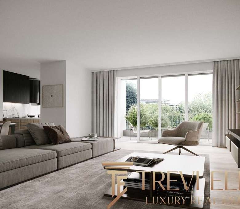 Высококлассная гостиная в современном доме с панорамными окнами, светлым интерьером и уютной обстановкой, созданная для комфортного отдыха и встреч с друзьями.