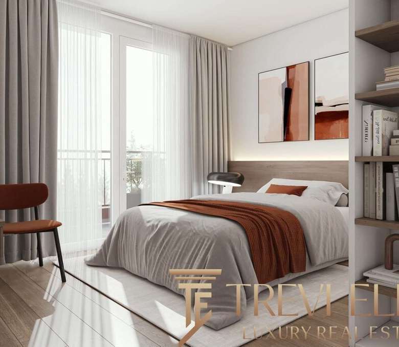 Современная спальня в роскошной квартире с большими окнами, стильной мебелью и уютной атмосферой, идеально подходит для обещанных элитных интерьеров от Треви Элит.