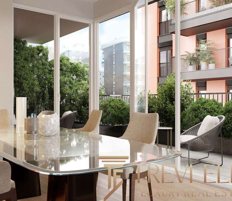 Высококачественная квартира с панорамными видами, дизайнерской мебелью и просторной террасой в престижном жилом комплексе. Идеально подходит для комфортной жизни и инвестиций.