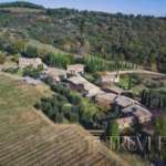 Уединенное итальянское селение среди холмов с живописной природой и виноградниками, элитная недвижимость, роскошные виллы и окружение для ценителей высококлассной загородной жизни.