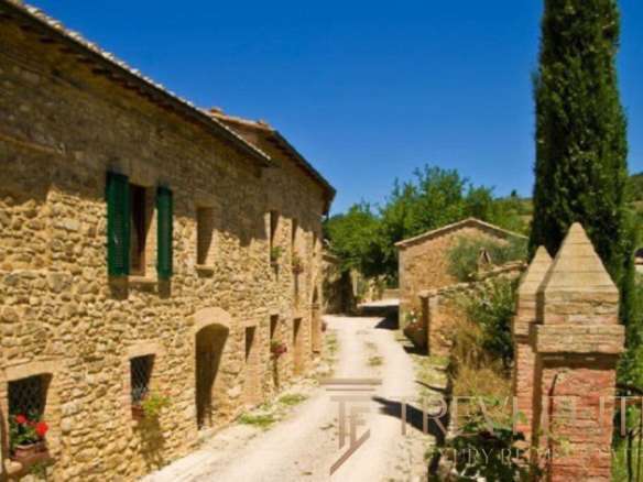 Уютная старинная каменная деревенская улица в итальянской сельской местности с зеленью и цветами.