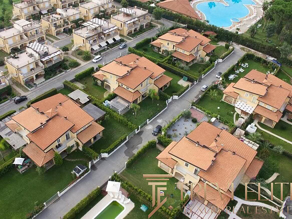 Роскошные виллы в элитном поселке с ухоженными территориями и бассейнами, предложение от агентства недвижимости Треви Элит. Высокий уровень комфорта и безопасности.